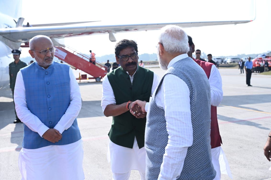 प्रधानमंत्री श्री नरेंद्र मोदी जी को रांची में गरिमापूर्ण विदाई देते हुए माननीय राज्यपाल श्री सी०पी० राधाकृष्णन एवं माननीय मुख्यमंत्री श्री हेमन्त सोरेन।