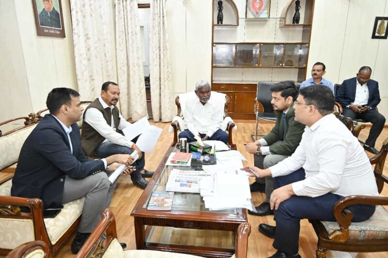 मुख्यमंत्री श्री चम्पाई सोरेन ने झारखंड की समृद्ध जनजातीय एवं क्षेत्रीय भाषाओं के संवर्धन तथा राज्य सरकार द्वारा संचालित प्राथमिक विद्यालयों के पाठ्यक्रमों में जनजातीय भाषा की पढ़ाई प्रारंभ करने हेतु अधिकारियों के साथ उच्च स्तरीय बैठक की।