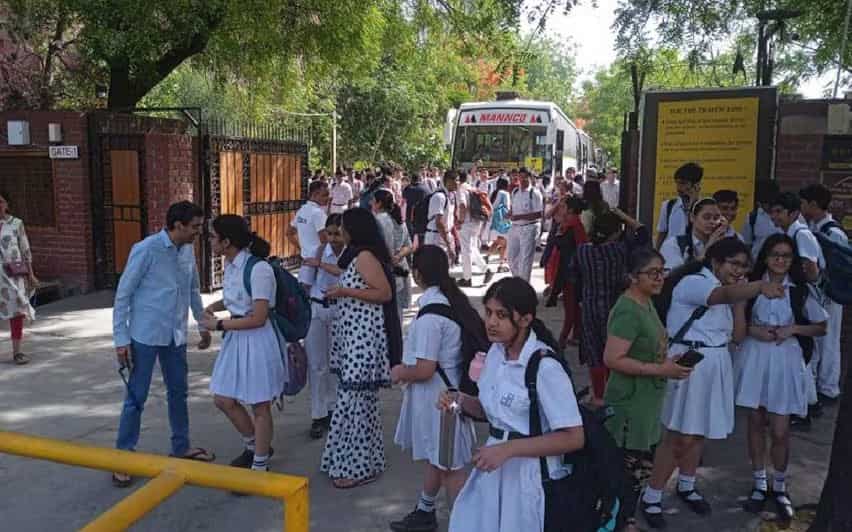 स्कूलों को बम की धमकी: परीक्षाएं स्थगित, बच्चों को वापस भेज रहे हैं