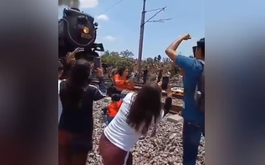 ट्रेन के सामने सेल्फी लेने की कोशिश, इंजन से टकराकर महिला की दर्दनाक मौत